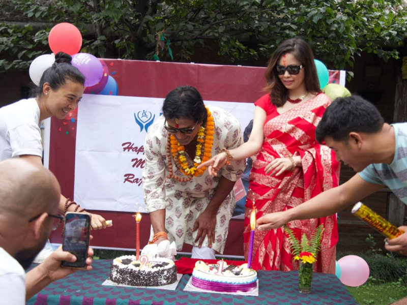 बर्थडे केक काट्दै महानायक लेख्छन्, ‘२१ वर्ष पुगियो’